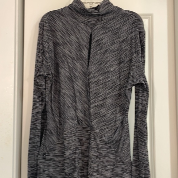 Size 8 lululemon top - Picture 2 of 5